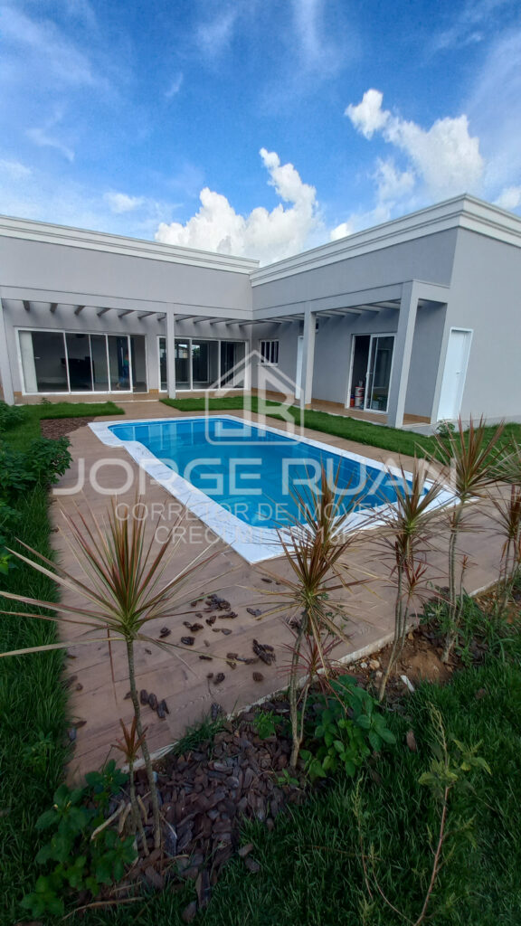 IMÓVEL COM PISCINA DE ALTO PADRÃO NO CENTRO